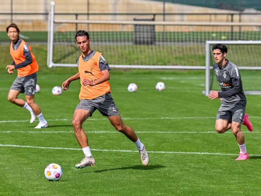 Fabia Chiarodia im Zweikampf mit Grant-Leon Ranos auf dem Trainingsgelände von Borussia Mönchengladbach.