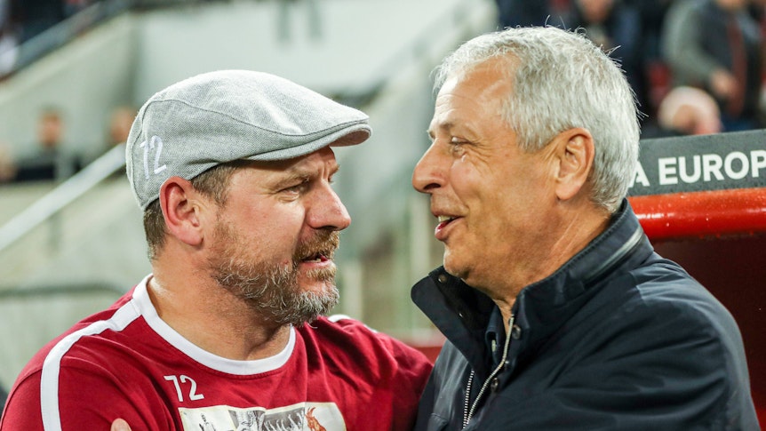 Lucien Favre und Steffen Baumgart begrüßen sich.