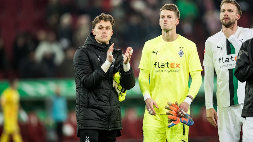 Jan Olschowsky applaudiert den Borussia-Fans.