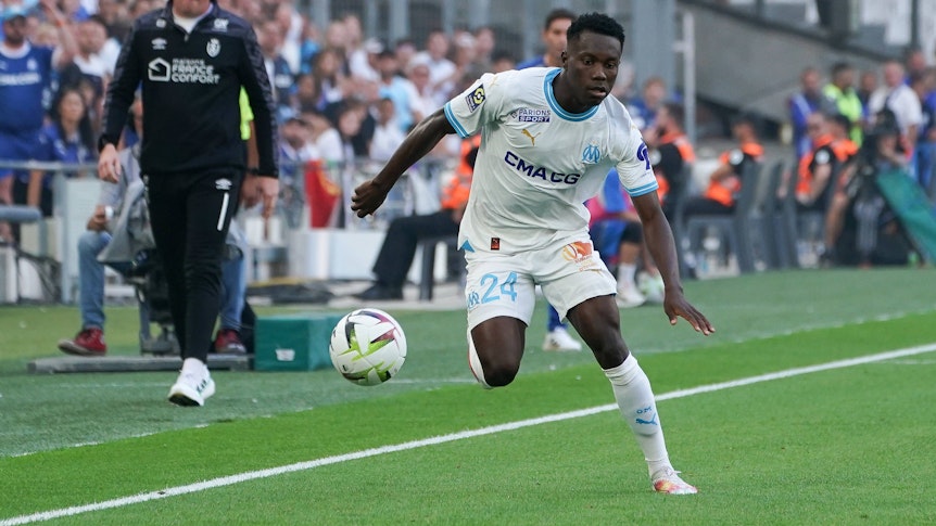 Francois Mughe in einem Spiel von Olympique Marseille am Ball.
