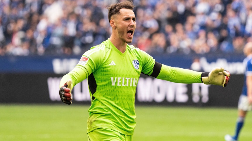 Justin Heekeren jubelt im Trikot von Schalke 04.