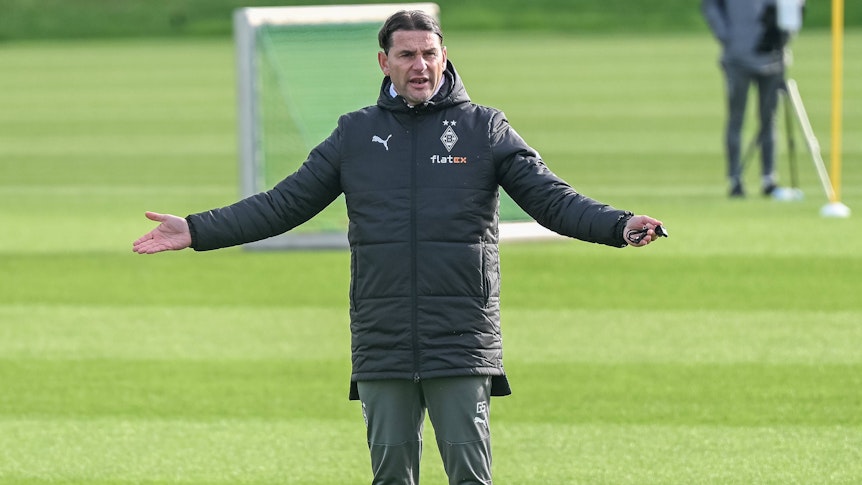 Gerardo Seoane streckt beide Arme bei einem Borussia-Training zeitlich raus.