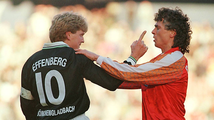 Stefan Effenberg gerät mit Toni Polster aneinander.