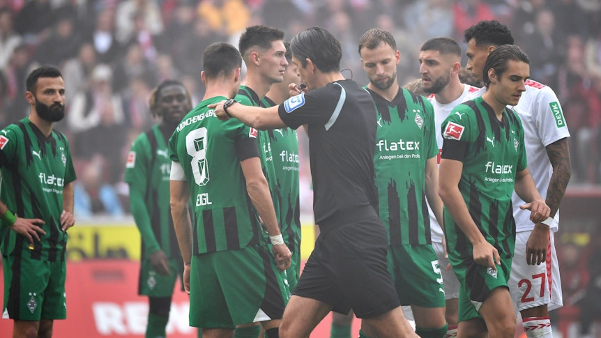 Die Borussia-Spieler müssen die Elfmeter-Entscheidung von Deniz Aytekin beim Derby in Köln hinnehmen.