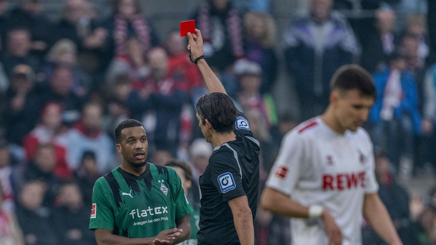 Deniz Aytekin zeigt im Derby die Rote Karte.