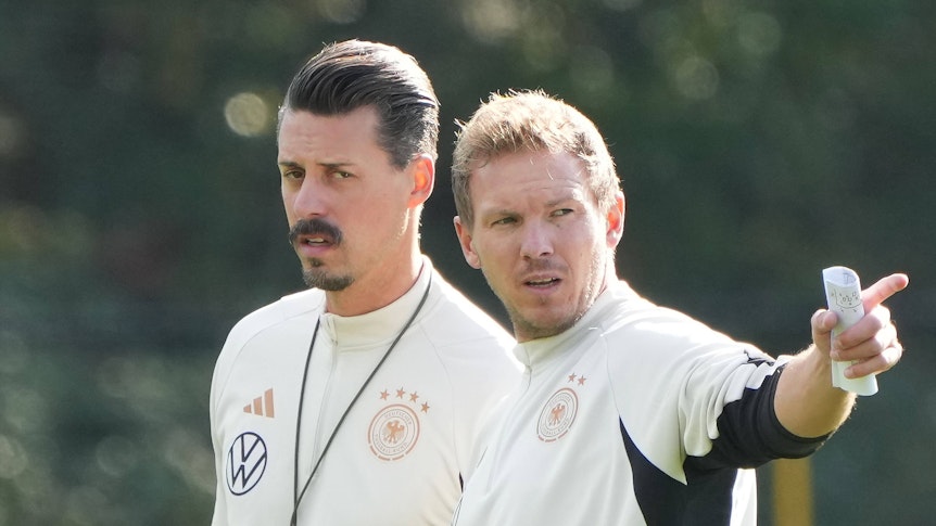 Julian Nagelsmann gibt Anweisungen beim DFB.