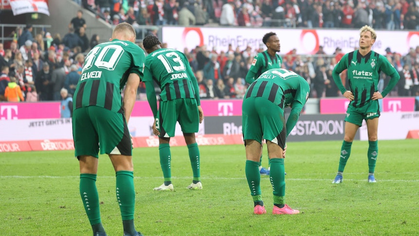 Der Blick der Borussia-Spieler geht nach der Derby-Pleite nach unten.