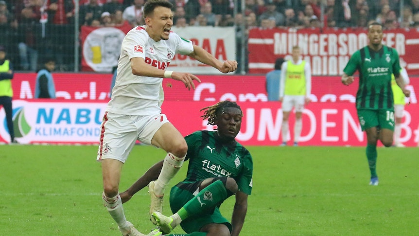 Das Foul von Manu Koné an Dejan Ljubicic, das zur Roten Karte führt.