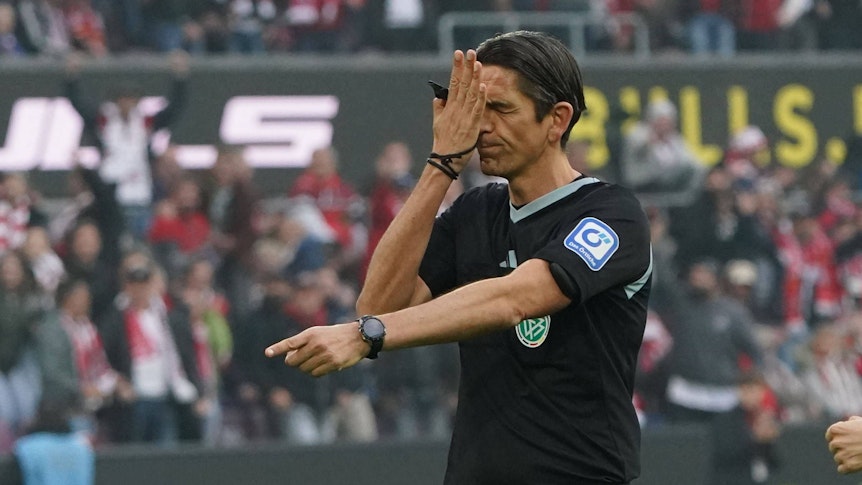Deniz Aytekin zeigt im Derby auf den Elfmeterpunkt.