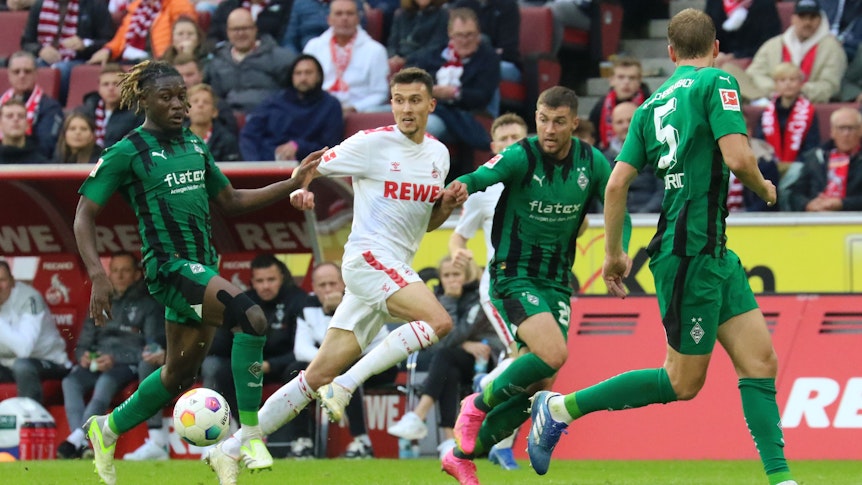 Joe Scally, Dejan Ljubicic und Manu Koné m Duell um den Ball beim Derby in Köln.
