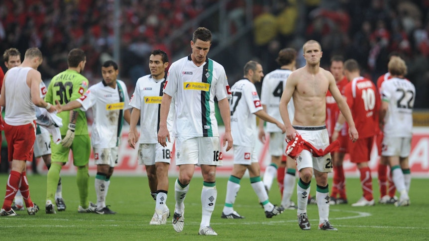 Die Borussia-Spieler sind nach einer Derby-Pleite enttäuscht.