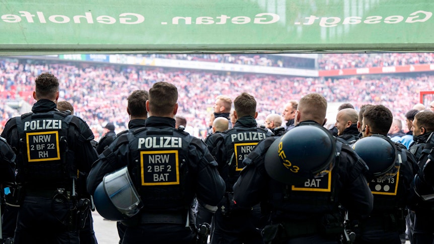 Polizei-Beamte im Einsatz beim Derby in Köln.