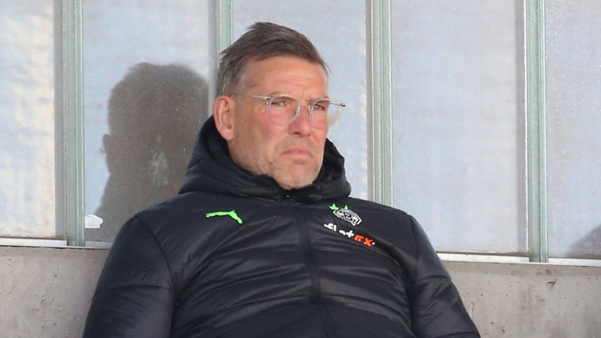 Uwe Kamps, Ex-Torwart-Trainer und -Spieler von Borussia Mönchengladbach, sitzt auf der Tribüne bei einem Spiel in der Regionalliga.
