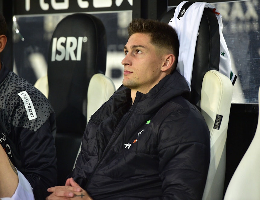 Tomas Cvancara sitzt auf der Borussia-Bank.