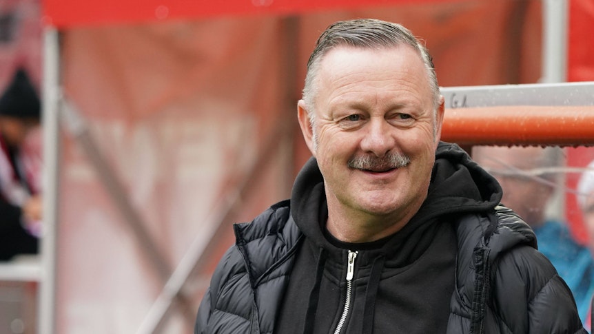 Roland Virkus steht beim Derby in Köln am Spielfeldrand.