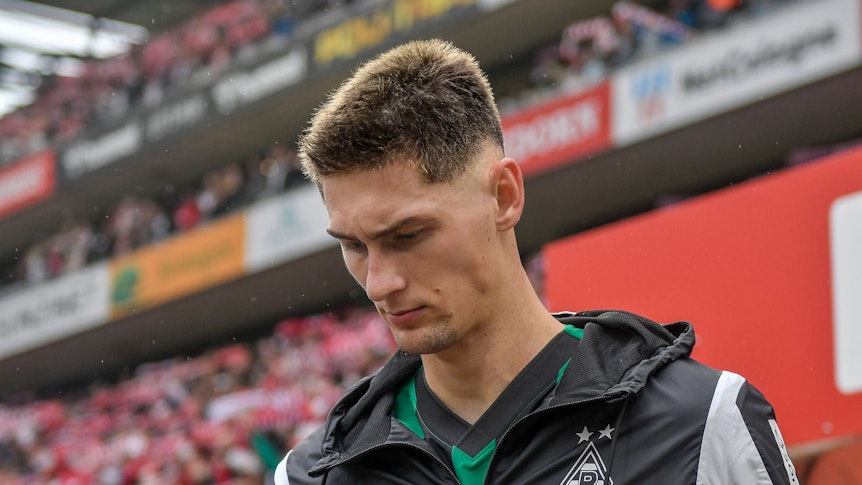 Tomas Cvancara betritt den Rasen im Kölner Stadion.