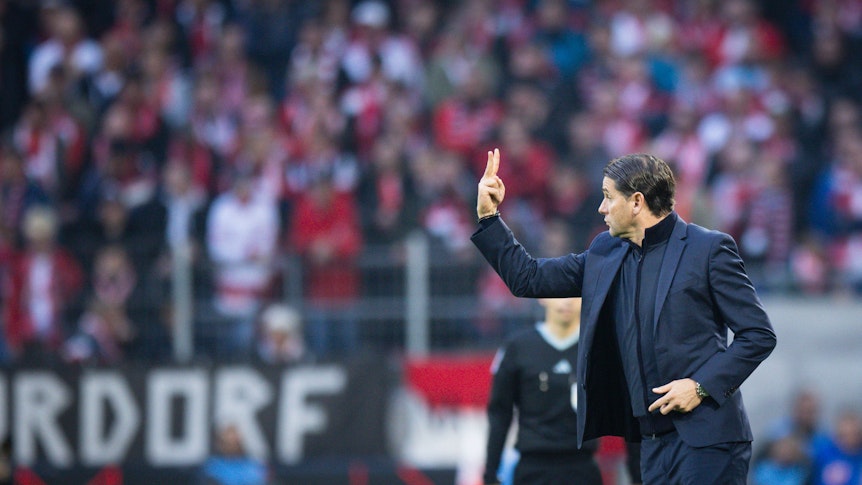 Gerardo Seoane gibt seinen Spielern Anweisungen.
