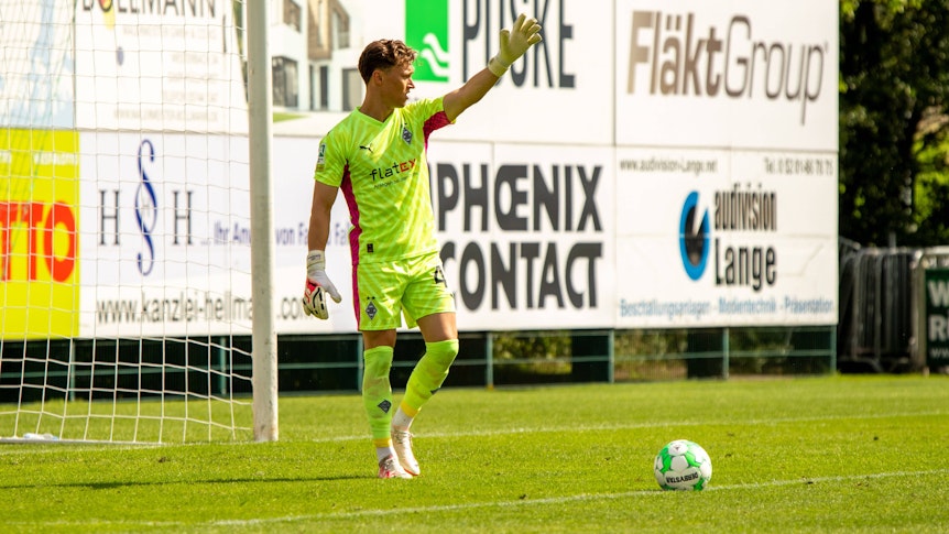 Jan Olschowsky führt einen Abstoß aus.