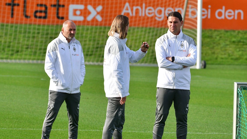 U23-Trainer Eugen Polanski (M.) unterhält sich mit Gerardo Seoane.