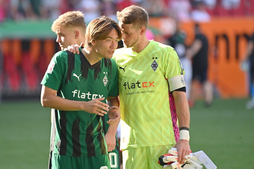 Ko Itakura und Jonas Omlin unterhalten sich.