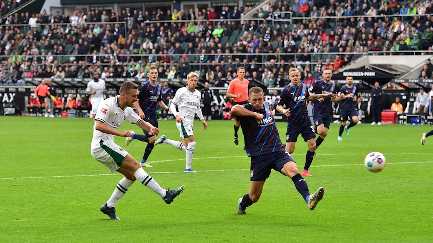 Patrick Herrmann (l.) kam bei seinem ersten Bundesliga-Einsatz der Saison noch zu einem Abschluss.