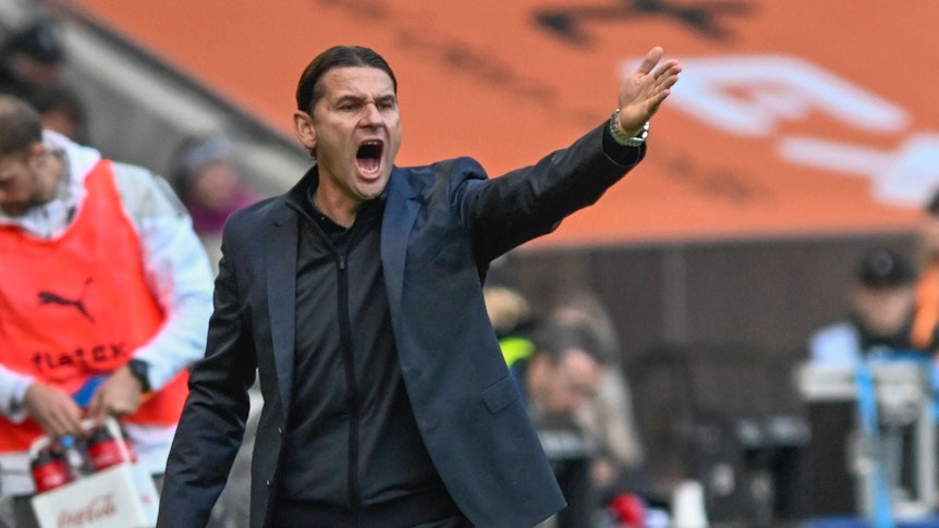 Gerardo Seoane gibt gegen Heidenheim Anweisungen.