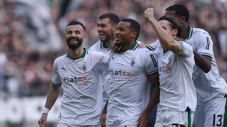 Die Borussia-Spieler bejubeln den Treffer von Alassane Plea.