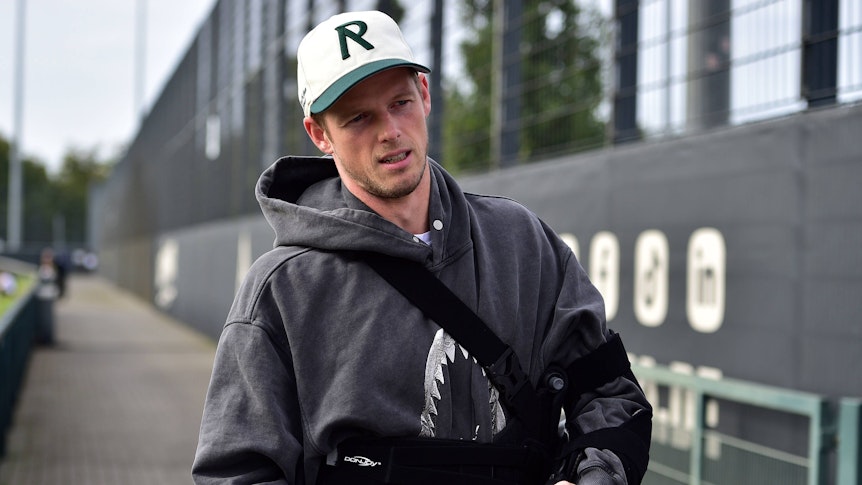 Jonas Omlin besucht das Training der Borussia-Profis mit einer Schutzschiene.