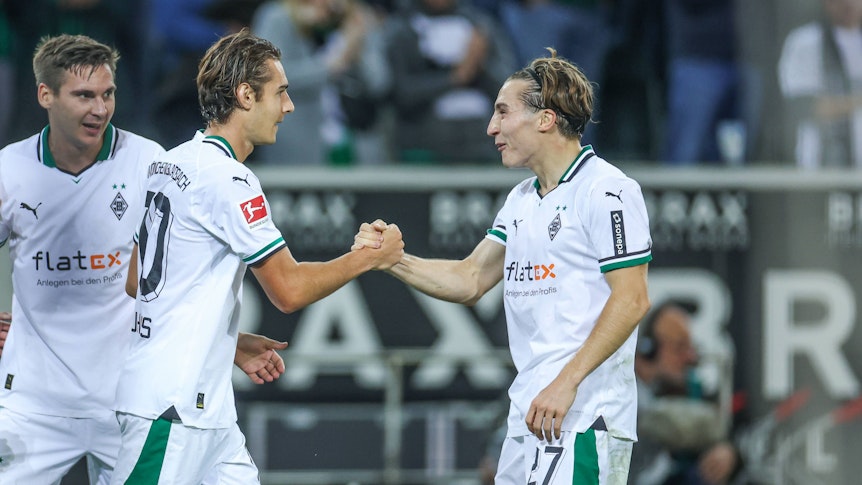 Rocco Reitz (r.) bejubelt einen Borussia-Treffer mit Florian Neuhaus.