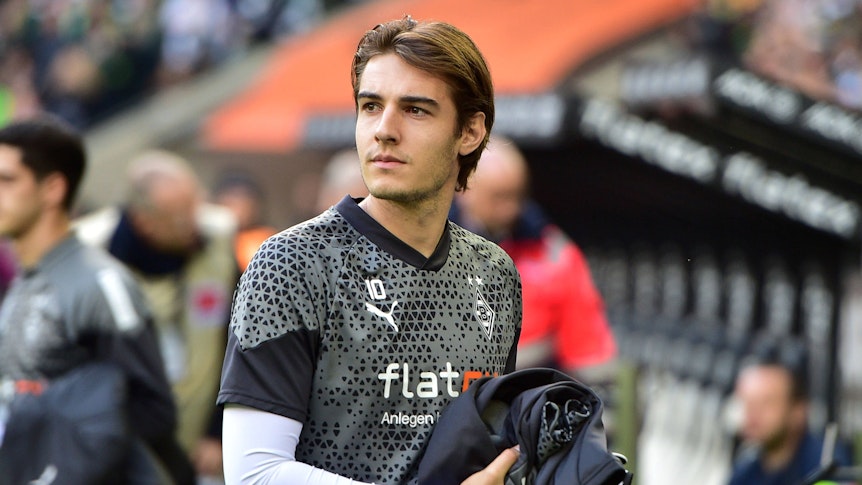 Florian Neuhaus steht vor der Borussia-Ersatzbank.