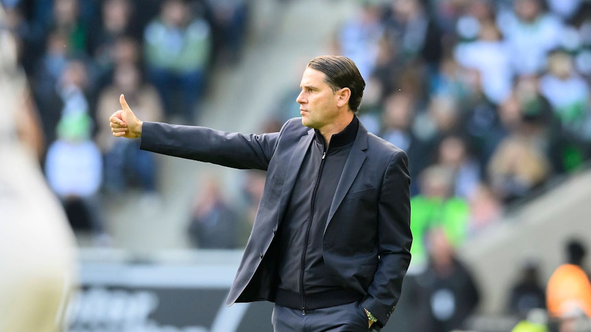 Gerardo Seoane macht eine Daumen-hoch-Geste am Spielfeldrand.