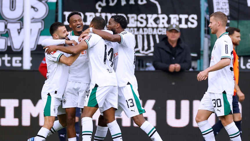 Die Spieler von Borussia Mönchengladbach feiern einen Treffer gegen Heidenheim.