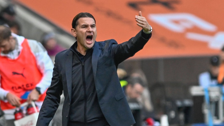 Gerardo Seaone gibt am Spielfelrand Answesiungen.