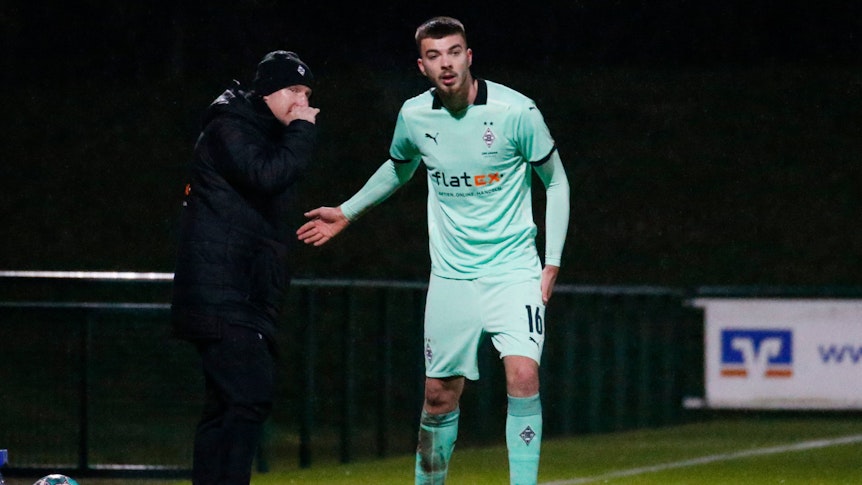 Julian Niehues (r.), mittlerweile beim 1. FC Kaiserslautern unter Vertrag, bekommt Anweisungen vom damaligen U23-Trainer Heiko Vogel.