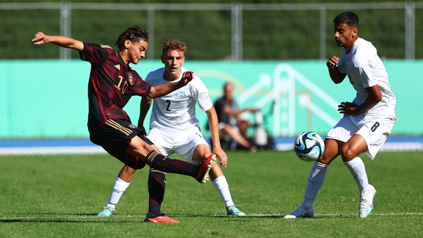 Kilian Sauck spielt in einem U17-Länderspiel des DFB einen Pass.