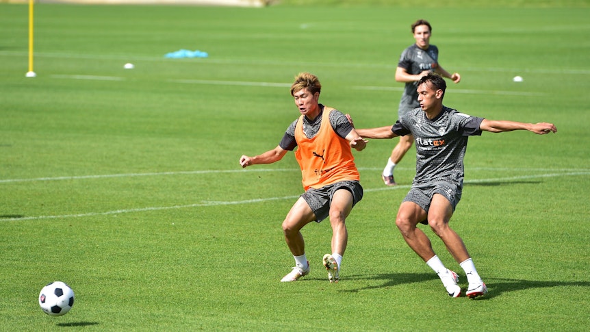 Shio Fukuda (l.) und Fabio Chiarodia bestreiten einen Zweikampf. Rocco Reitz lauert im Hintergrund.