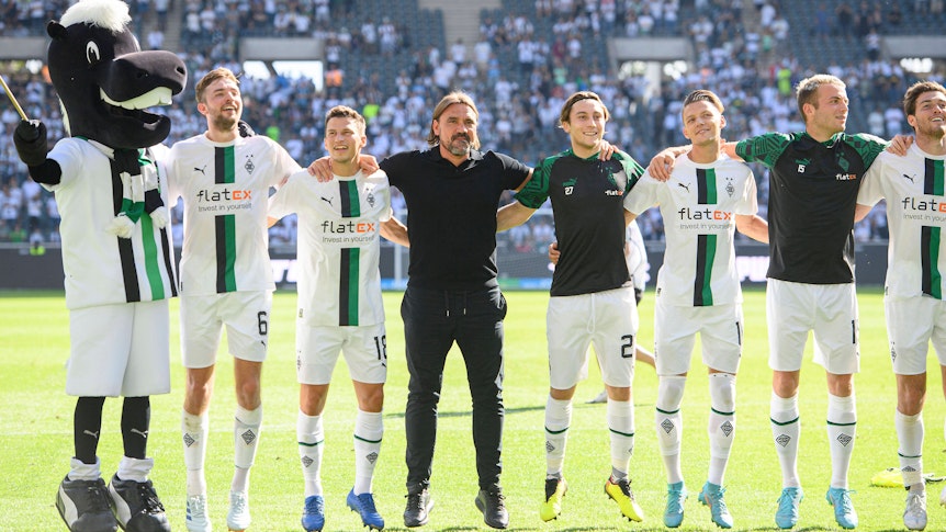 Die Spieler von Borussia-Mönchengladbach feiern mit Daniel Farke einen Sieg vor der Nordkurve.