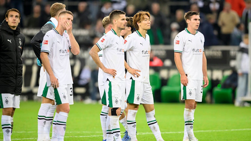 Flo Neuhaus, Nico Elvedi, Julian Weigl, Ko Itakura und Max Wöber stehen vor der Nordkurve.