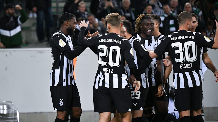 Jordan Siebatcheu (l.) bejubelt einen Treffer im Pokalspiel gegen Heidenheim.