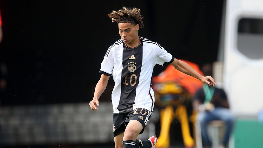 Kilian Sauck spielt einen Pass für die U17-Nationalmannschaft des DFB.