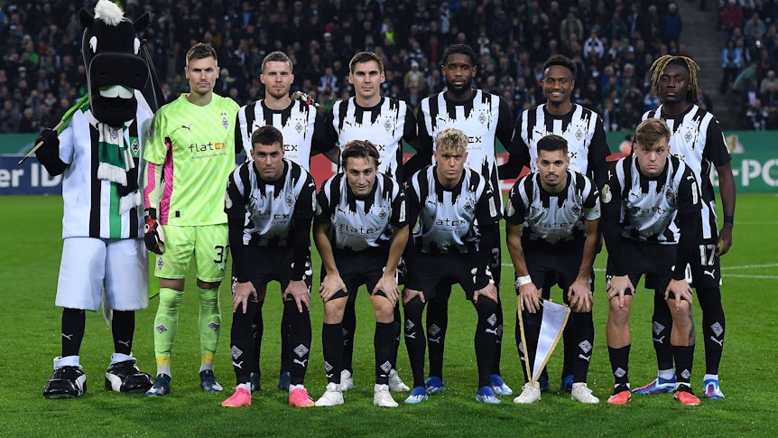 Die Borussia-Spieler stellen sich zum Mannschaftsfoto auf.