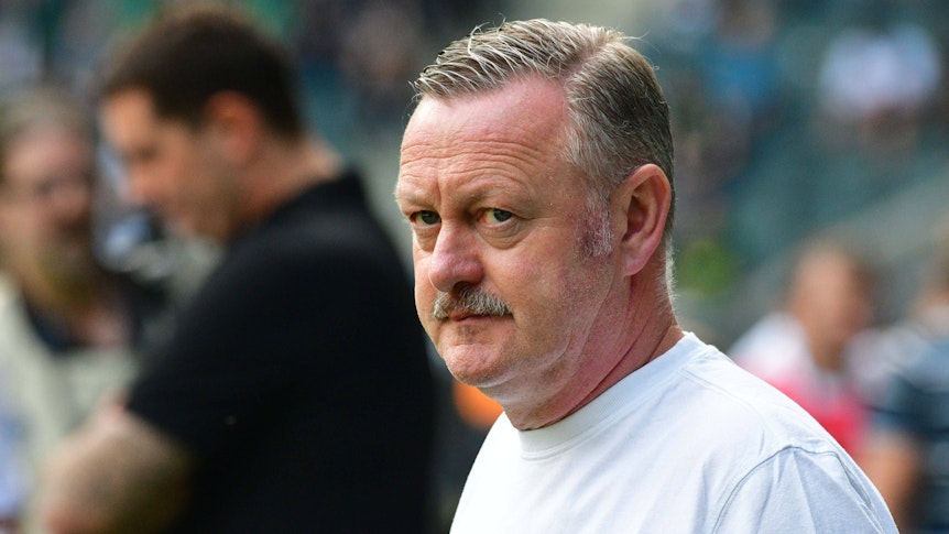 Roland Virkus am Spielfeldrand im Borussia-Park.