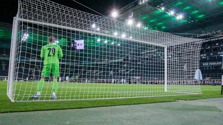 Jonas Kersken steht bei einem Spiel der Gladbach-U23 im Borussia-Park im Tor.