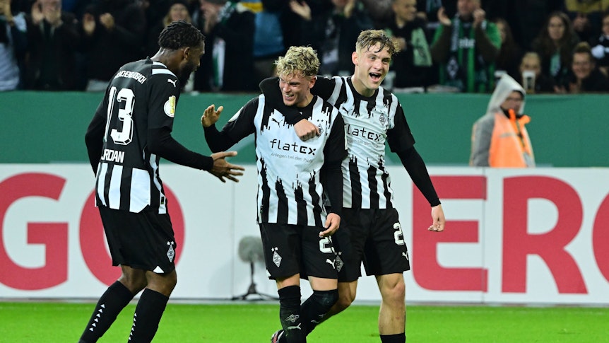 Spieler von Borussia Mönchengladbach bejubeln einen Treffer von Robin Hack.