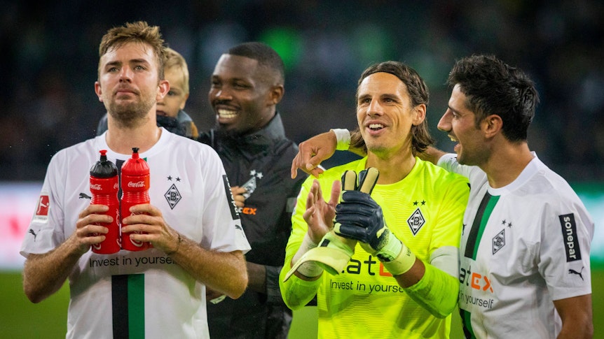 Spieler von Borussia Mönchengladbach freuen sich über einen Sieg im Borussia-Park.