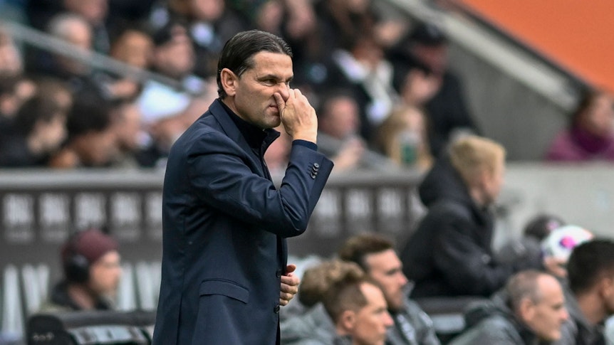 Gerardo Seoane greift sich an die Nase.