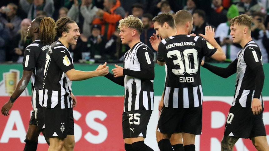 Die Borussia-Spieler bejubeln den Treffer von Robin Hack.