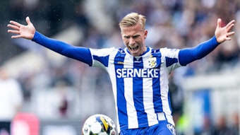 Oscar Wendt blickt entsetzt auf den Ball bei einem Spiel für IFK Göteborg.