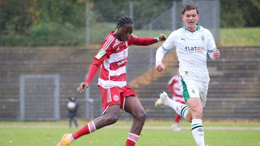 King Manu von Fortuna Düsseldorf zieht Borussia-Verteidiger Jonathan Foss davon.