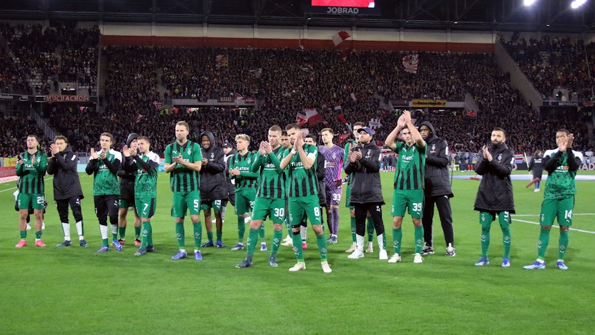 Die Spieler von Borussia Mönchengladbach bedanken sich nach dem Spiel in Freiburg bei den mitgereisten Fans.